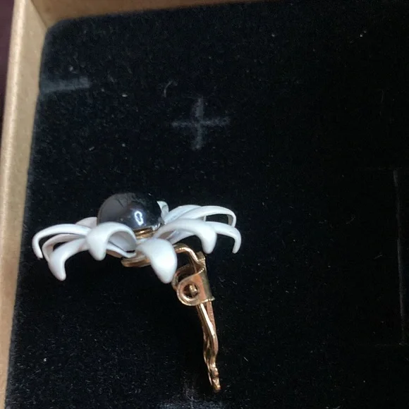 Vintage 1960’s earings/ clip on - Picture 7 of 11